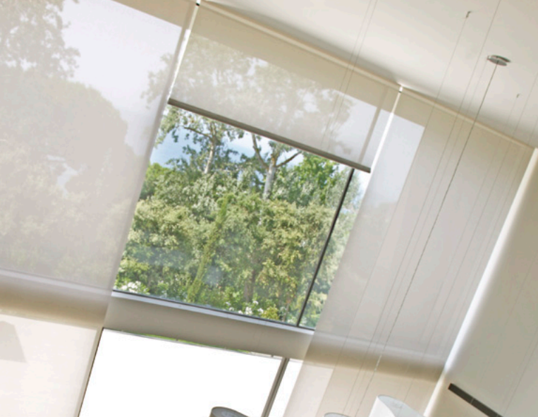 Estores Noche y Día Bandalux en salón moderno