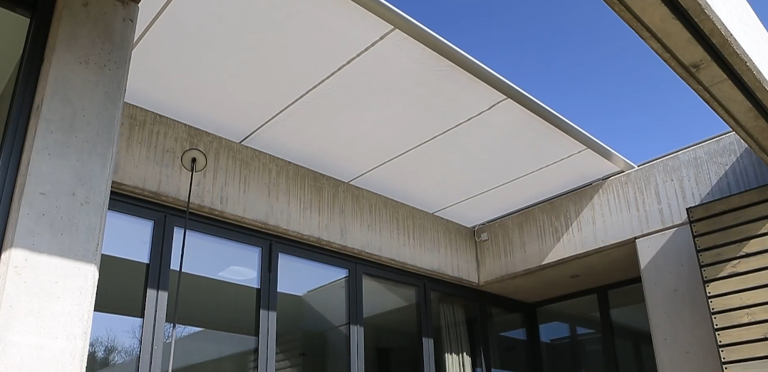 Sistema Veranda Zip Bandalux instalado en terraza acristalada